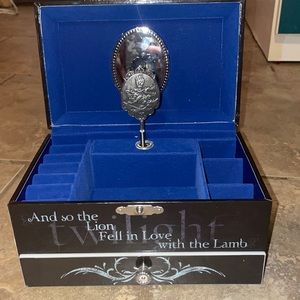 Twilight NECA Musical Jewelry Box with 2 bonus jewelry items